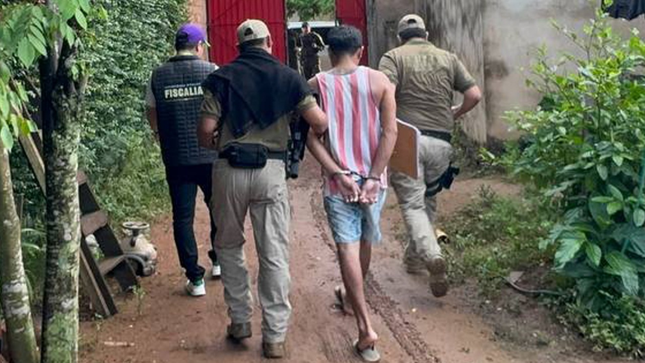 Una de las personas aprehendidas en el operativo conjunto. Foto: FGE