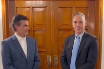 Presidente de Bolivia, Rodrigo Paz, junto al vicepresidente ejecutivo del organismo internacional, Jordan Schwartz.