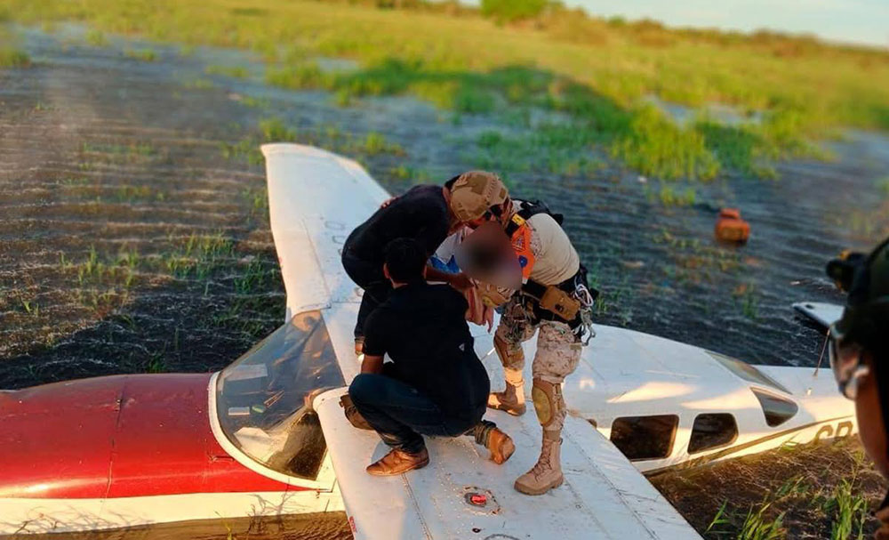 Rescate de las cuatro personas tras el accidente aéreo. Foto: FAB