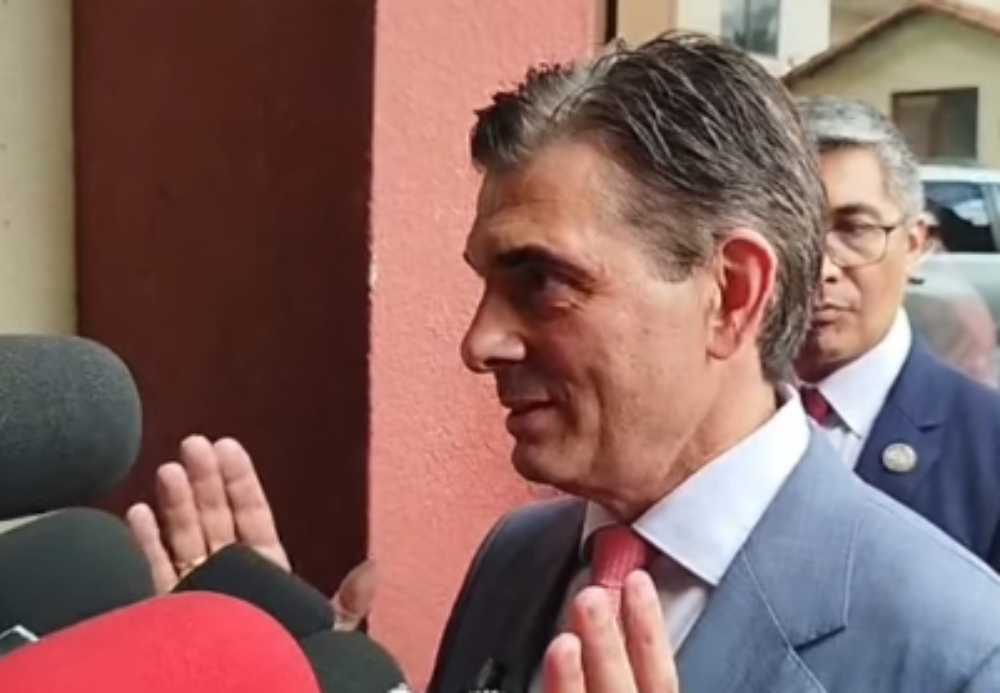 El presidente Rodrigo Paz brinda declaraciones a los medios. Foto: red Pio XII