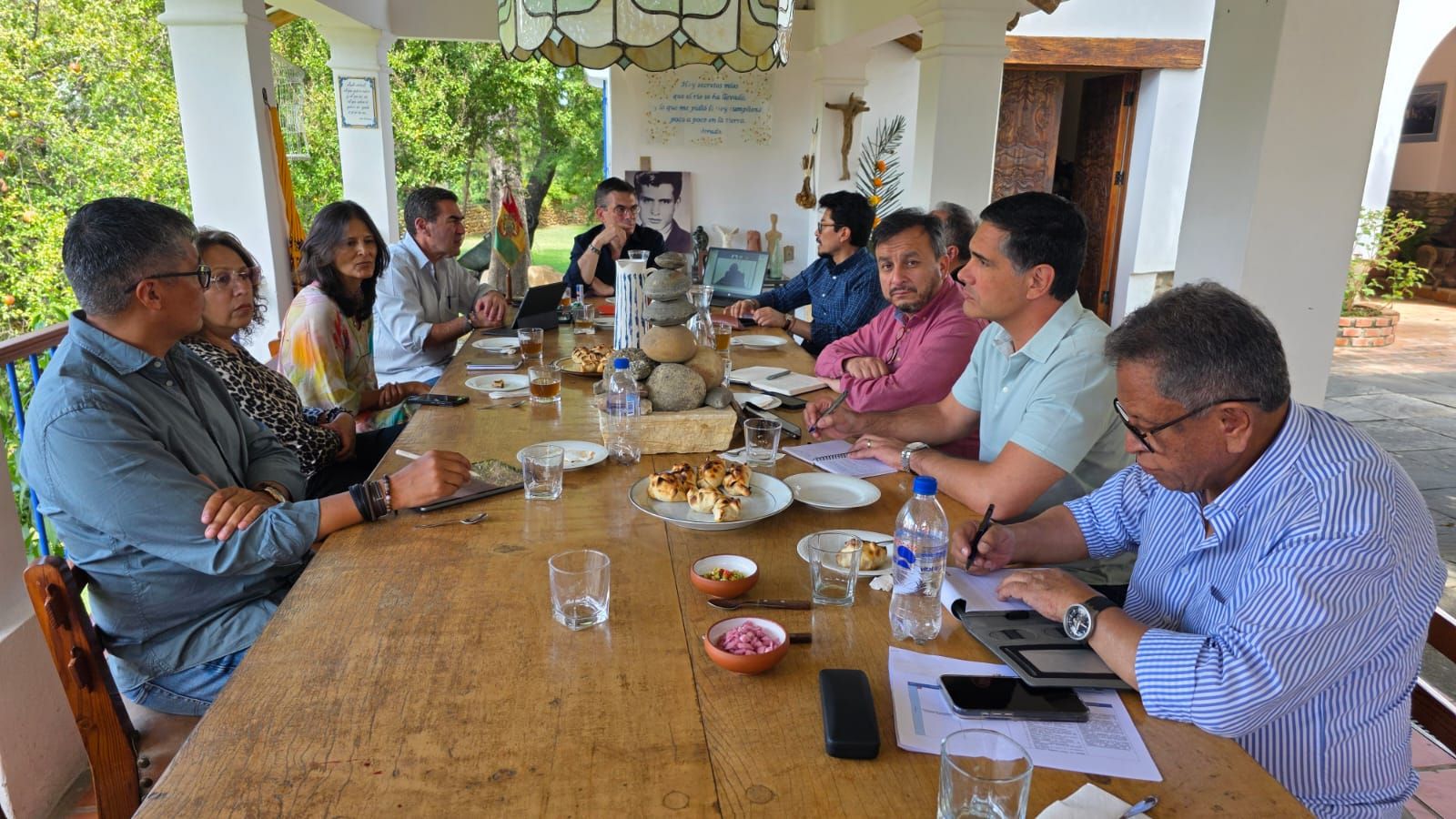 El presidente de Bolivia, Rodrigo Paz, reunido con nueve de sus ministros en Tarija. Foto: Presidencia.