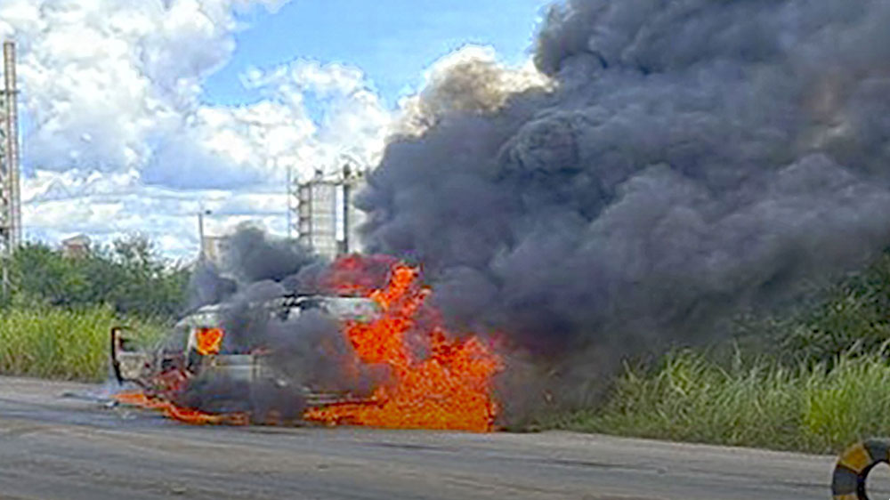 El vehículo quemado. Foto: Aduana Nacional