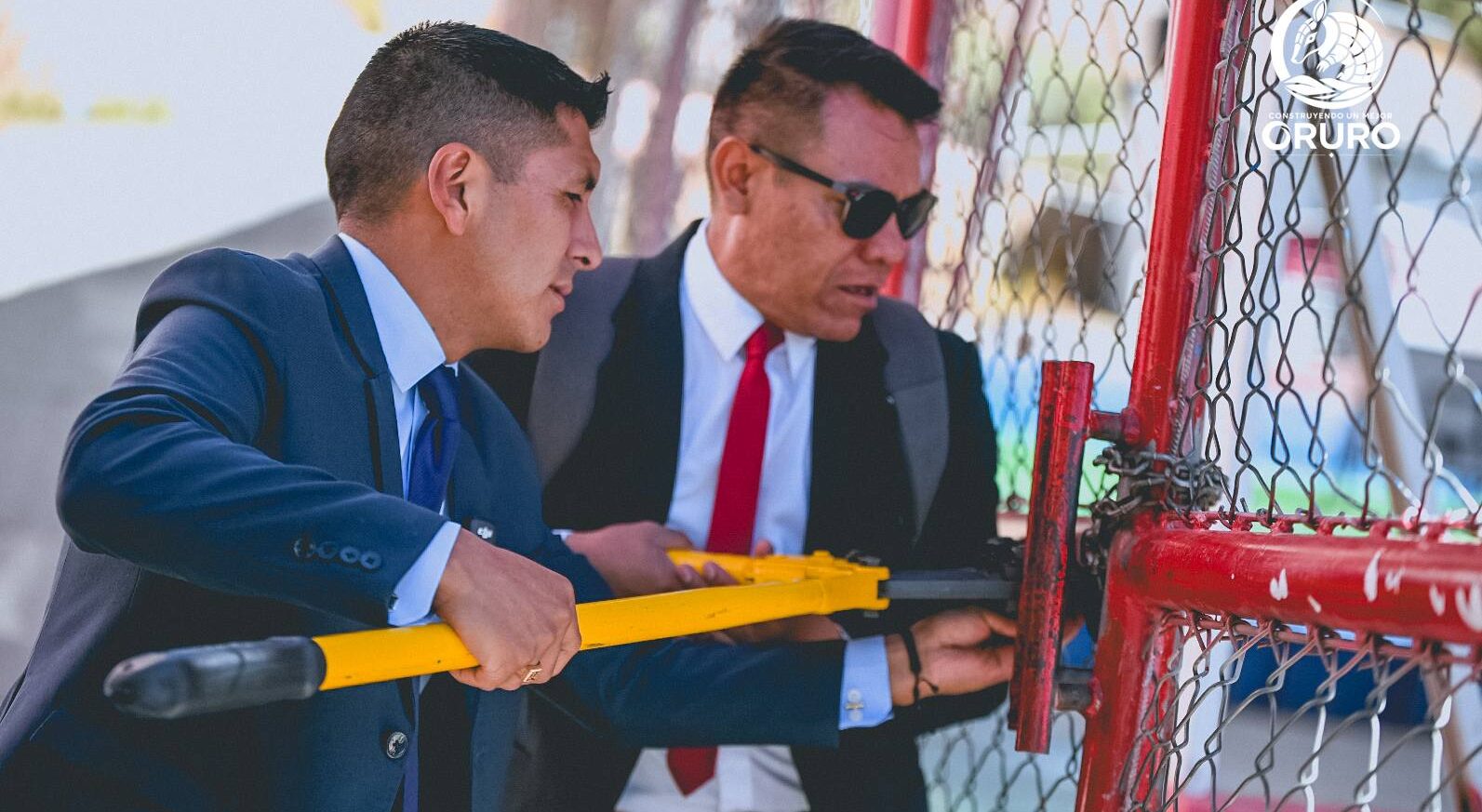 El alcalde Iván Quispe cortó los candados que mantenían cerrados los accesos a los parques y canchas. Foto: GAMO