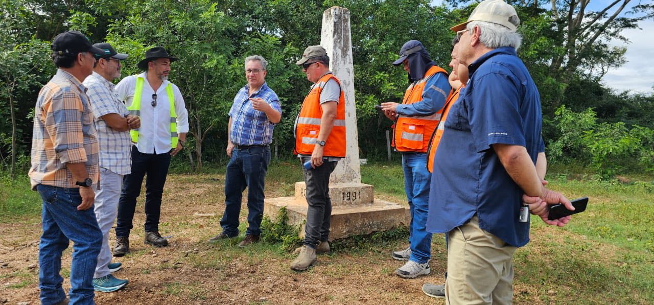 Inspección de la ABC y otras instituciones al tramo Puerto Busch-Puerto Suárez en Santa Cruz. Foto: ABC.