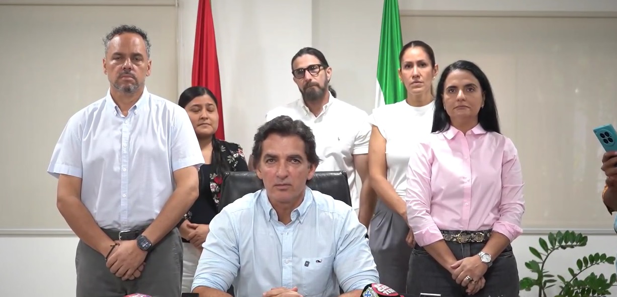 El alcalde Manuel Saavedra en conferencia de prensa. Foto: Captura de pantalla.