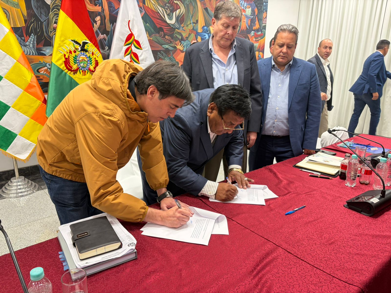 Autoridades del Gobierno y la dirigencia del sector transporte firmaron un acuerdo. Foto: MOPSV.