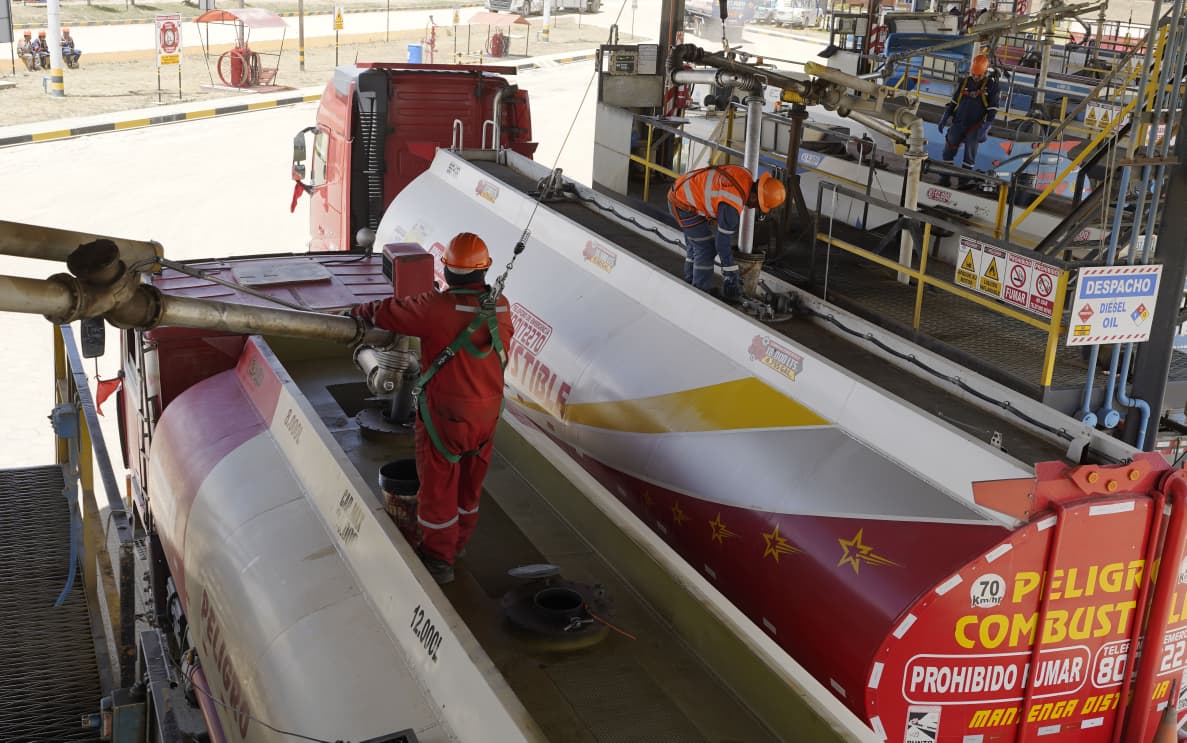 Cisternas en una planta de la estatal petrolera. Foto: YPFB
