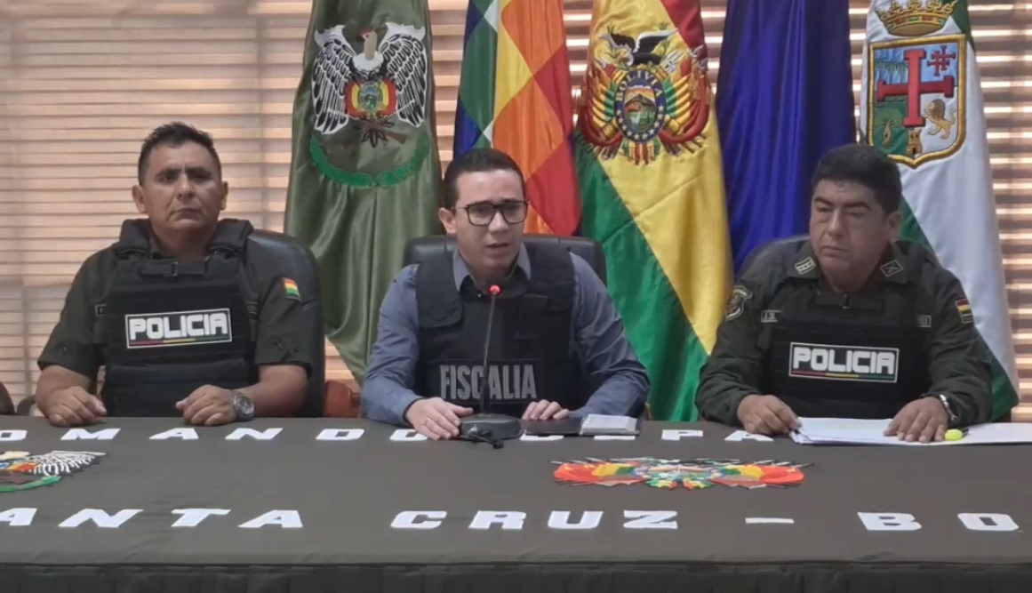El fiscal departamental, Alberto Zeballos, y jefe policiales. Foto: captura video