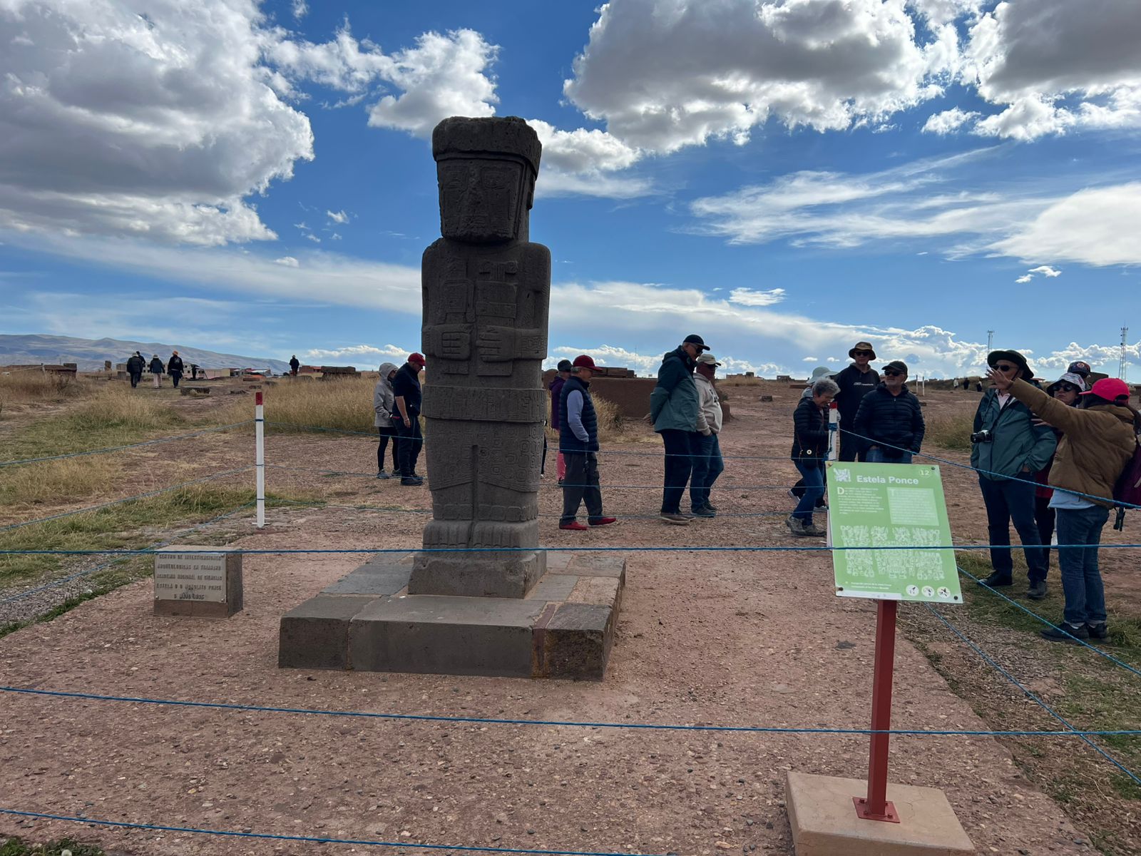 Turistas ven el Monolito de Ponce en las ruinas de Tiwanaku. Foto: KCF/ABI.