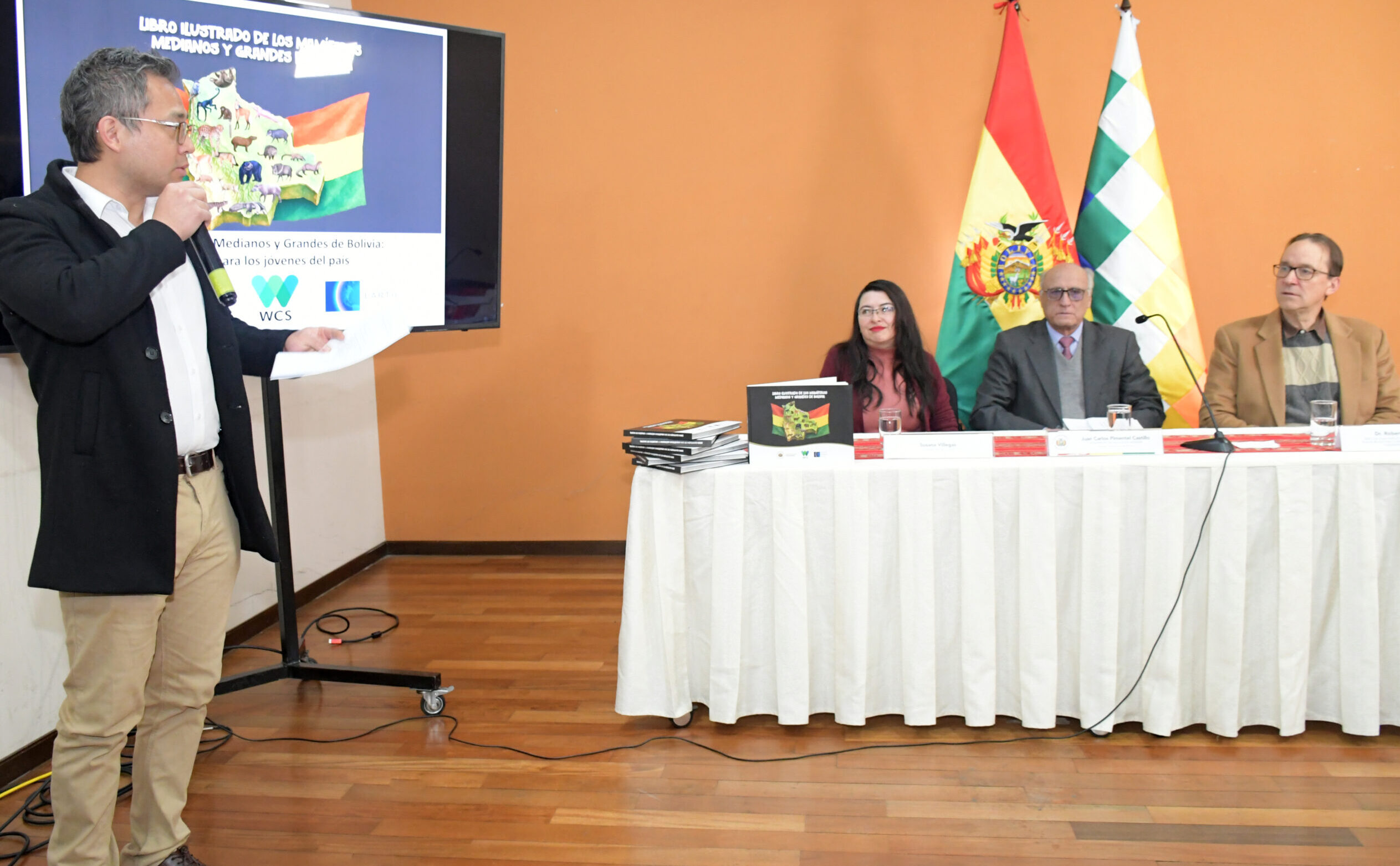 Presentación del “Libro Ilustrado Mamíferos Medianos y Grandes de Bolivia”. Foto: Ministerio de Educación.