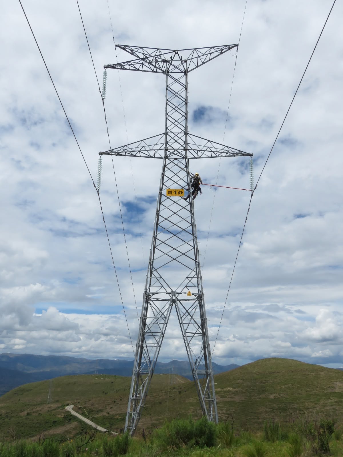Una torre de transmisión de energía eléctrica en Bolivia. Foto: ENDE.