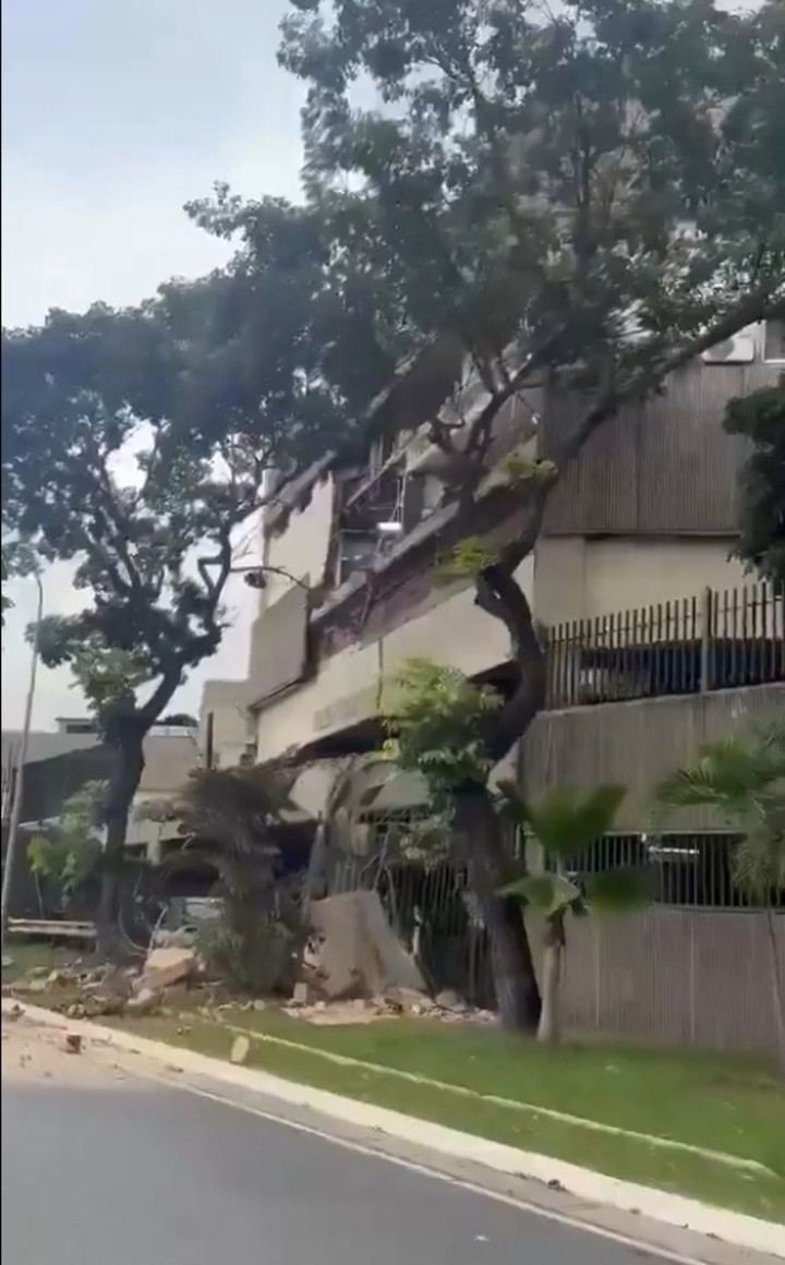 Un edificio con daños tras el fuerte terremoto en Venezuela