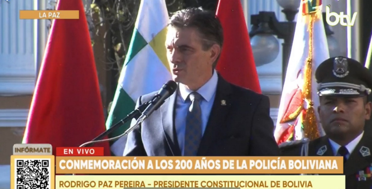 El presidente Rodrigo Paz, en plaza Murillo. Imagen: Captura Bolivia Tv.