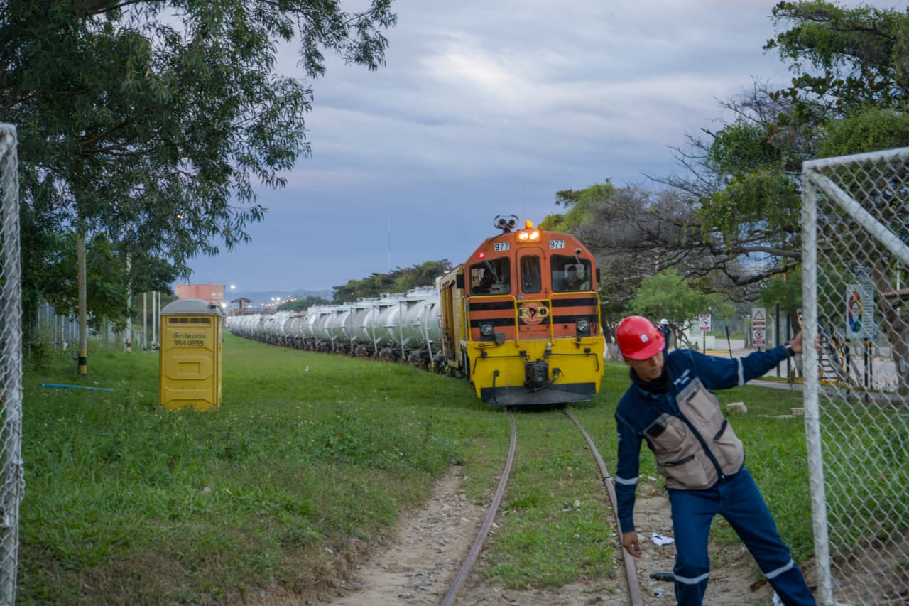La reactivación de esta modalidad de transporte permitirá aumentar la capacidad de ingreso de combustibles. Foto: YPFB.