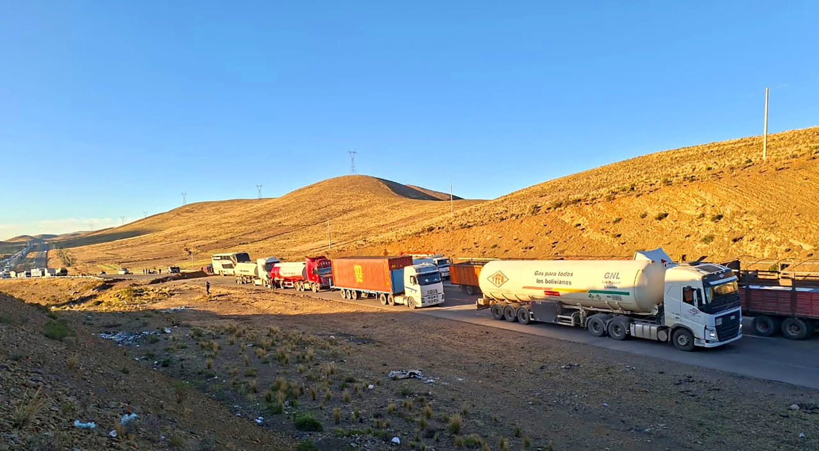 Camiones permanecen varados en distintas rutas del país por los bloqueos. Foto: YPFB archivo.