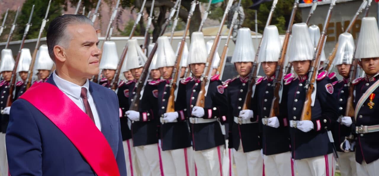 El ministro de Defensa, Ernesto Justiniano, en el Colegio Militar de La Paz. Foto: Ministerio de Defensa.