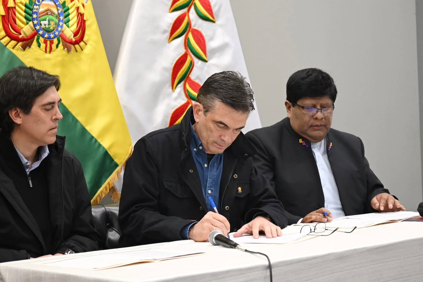 El presidente Rodrigo Paz y el alcalde de El Alto firmaron un convenio. Foto: Rodrigo Paz redes sociales.