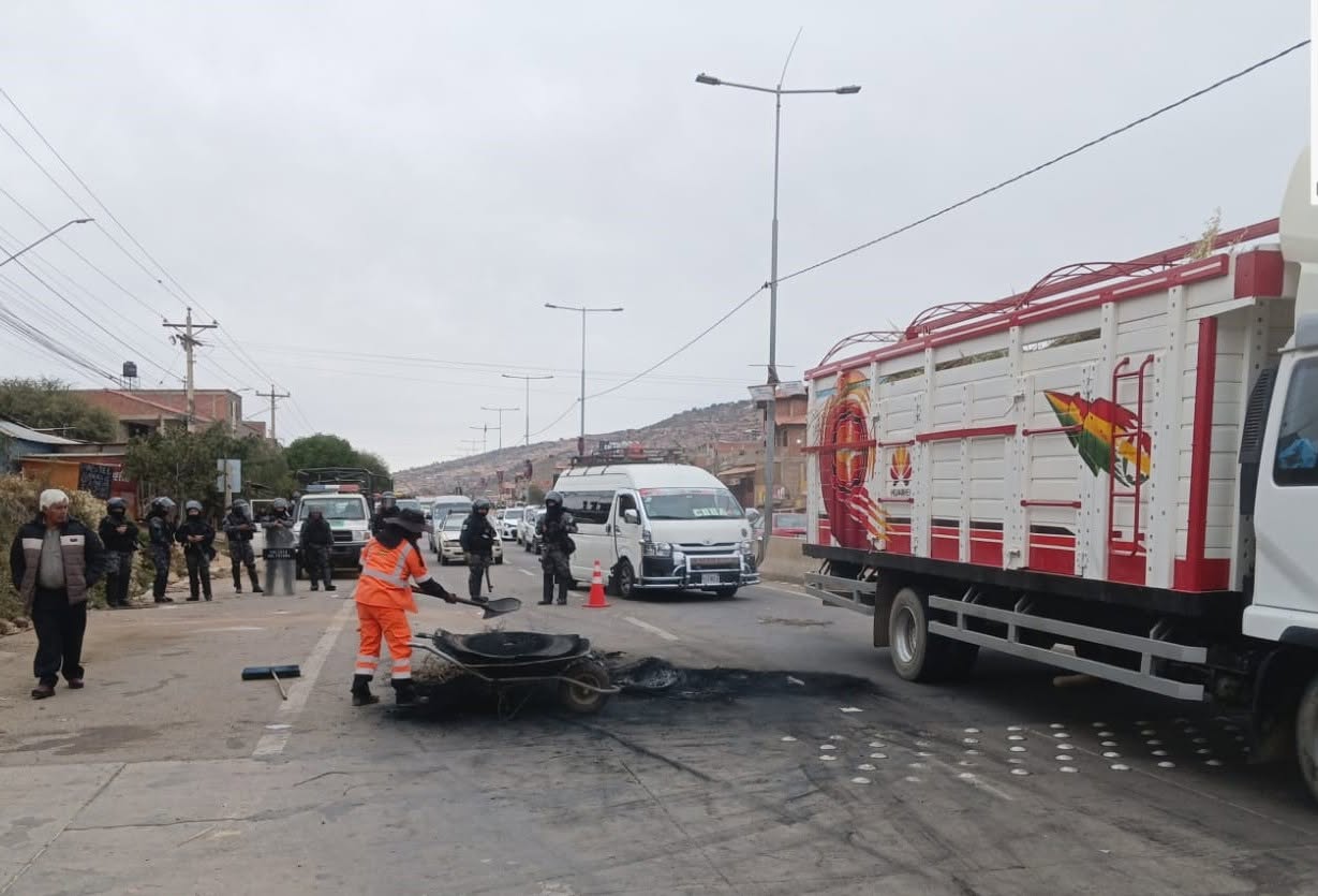 Con piedras, promontorios de tierra y fogatas se bloquea rutas en Cochabamba. Foto: ABC.