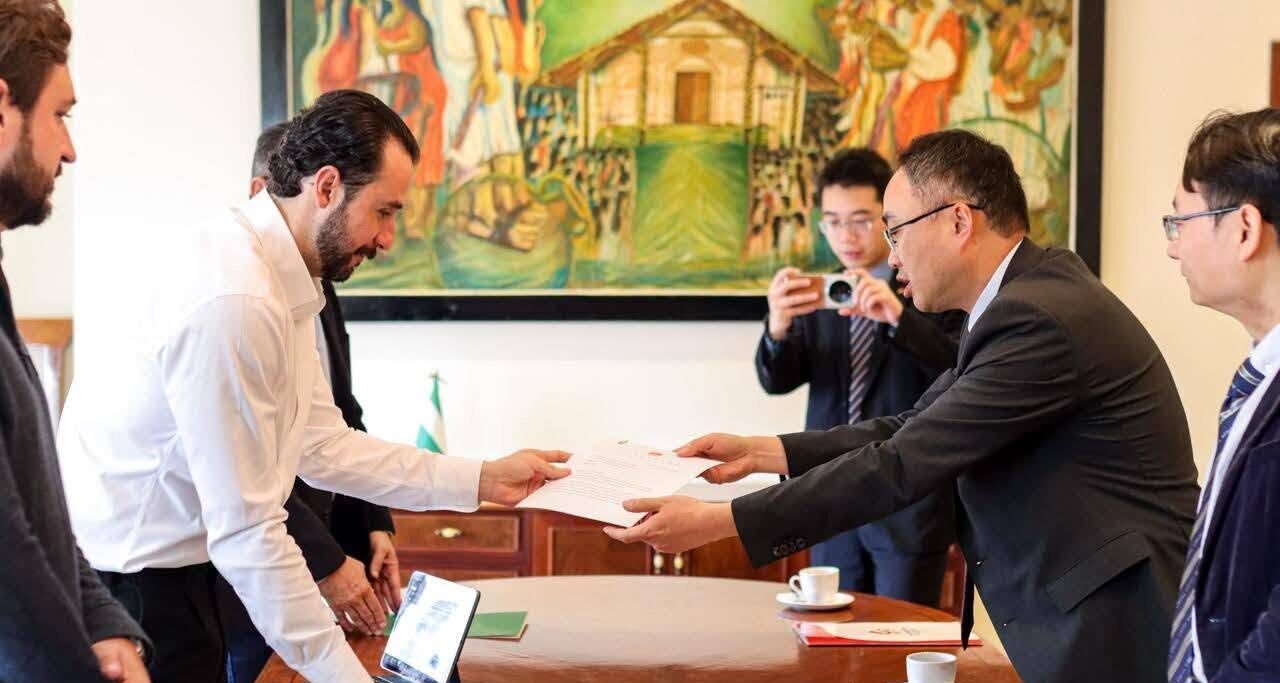 El gobernador Juan Pablo Velasco y el embajador Wang Liang. Foto: JP Velasco.