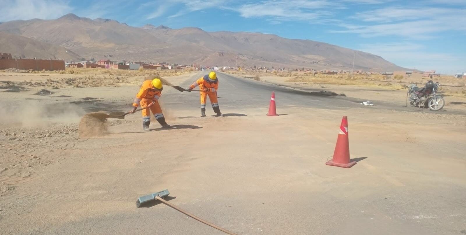 Trabajadores de la estatal caminera realizan la limpieza de la vía. Foto: ABC.