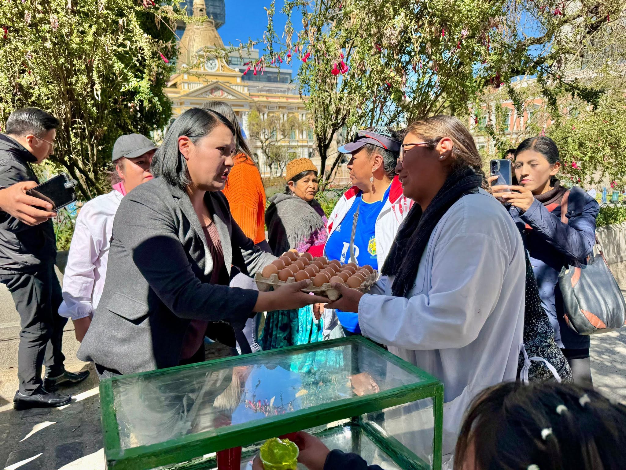 La entrega de víveres se hizo en la Plaza Murillo. Foto: Brigada Parlamentaria de La Paz.
