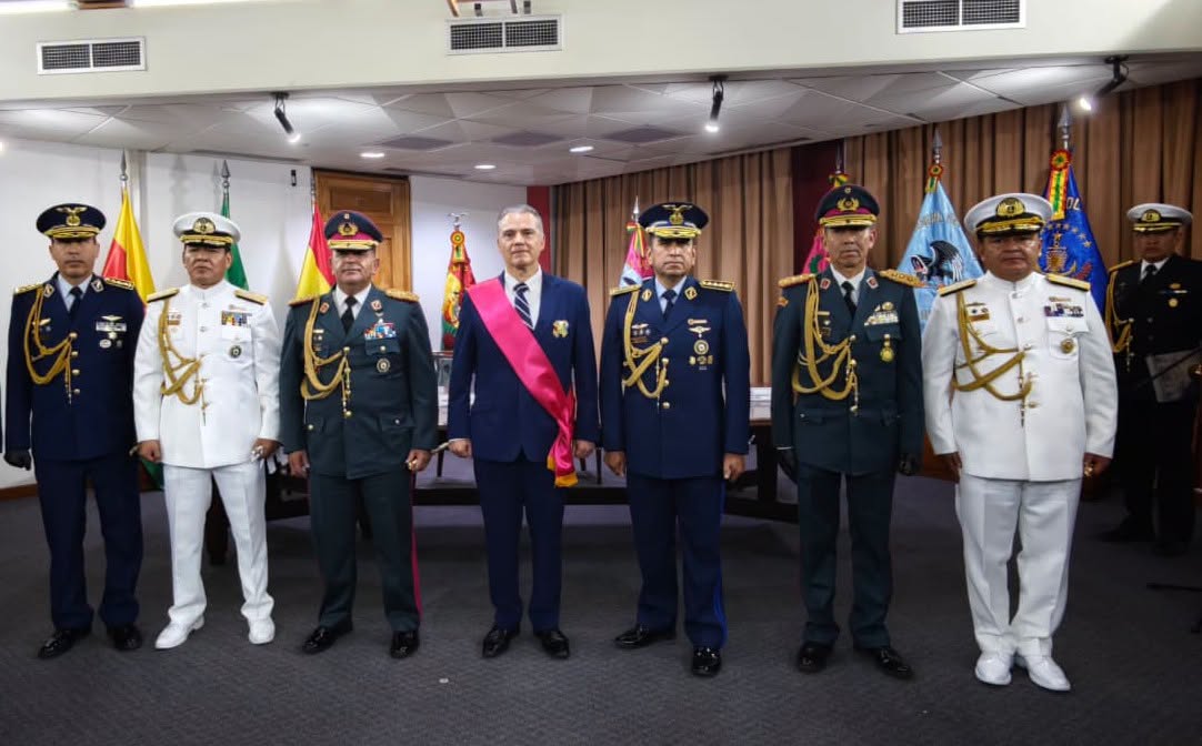 Las principales autoridades del Alto Mando Militar de Bolivia. Foto: Ministerio de Defensa.