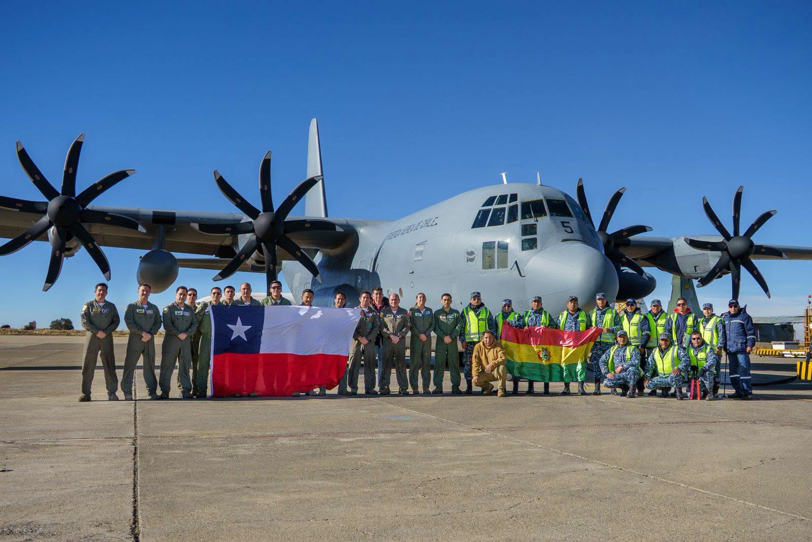 La tripulación del C-130 Hércules de Chile y efectivos militares de Bolivia. Foto: FACH.