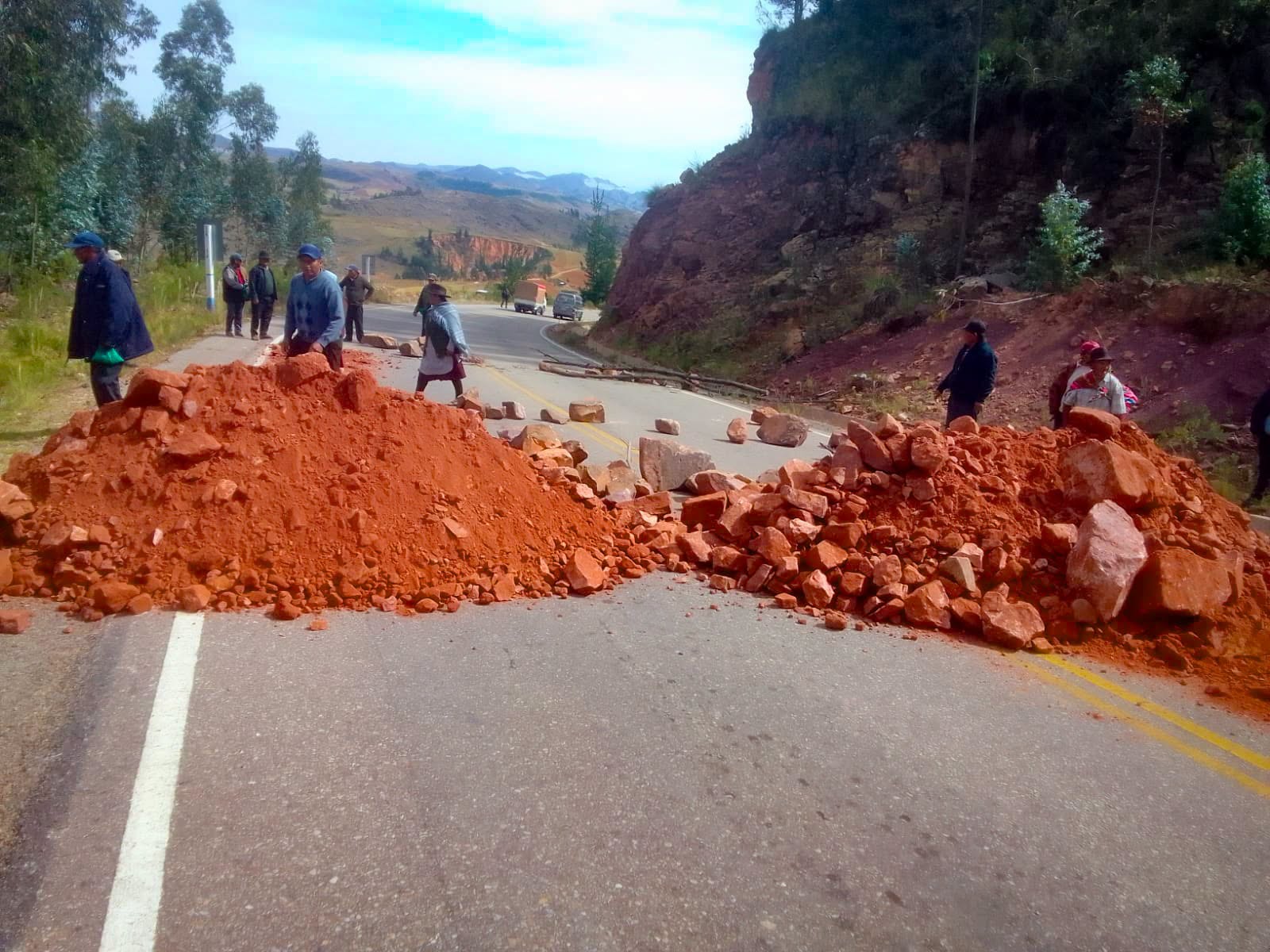 Con rocas, promontorios de tierras y troncos fueron bloqueadas las vías en Bolivia por más de 50 días. Foto: MOPSV.