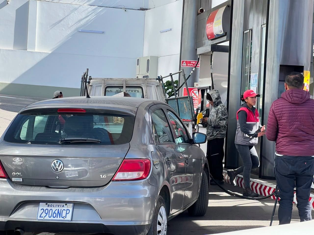 Usuarios adquieren combustible en una estación de servicio en Bolivia. Foto: YPFB.