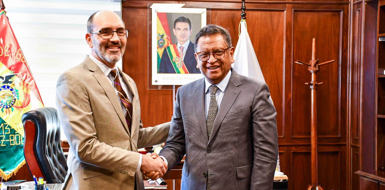 El ministro Marco Antonio Oviedo y Encargado de Negocios de los EEUU en Bolivia, Erik Martini. Foto: Ministerio de Gobierno.