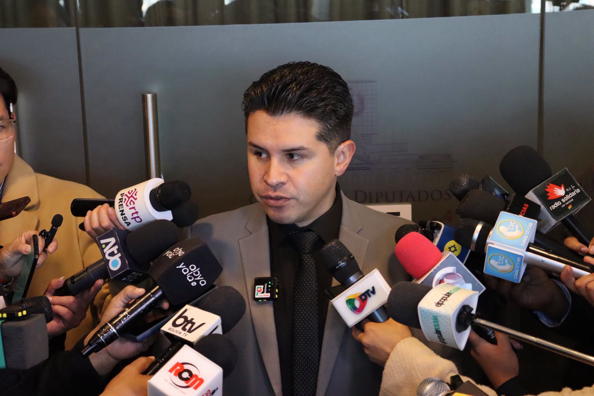 El diputado Manolo Rojas en conferencia de prensa. Foto: Cámara de Diputados.