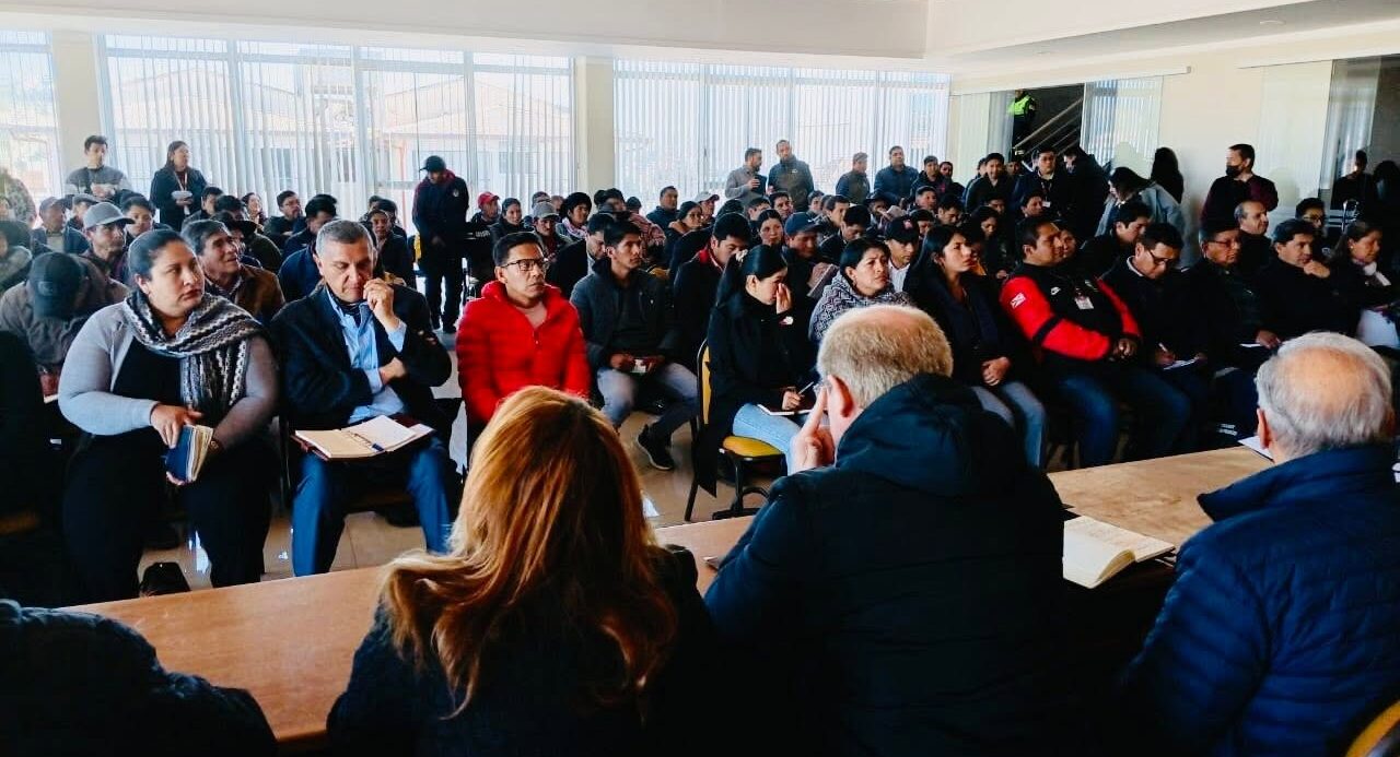 Autoridades de Gobierno reunidos con representantes locales de Chuquisaca. Foto: Viceministerio de Autonomía.