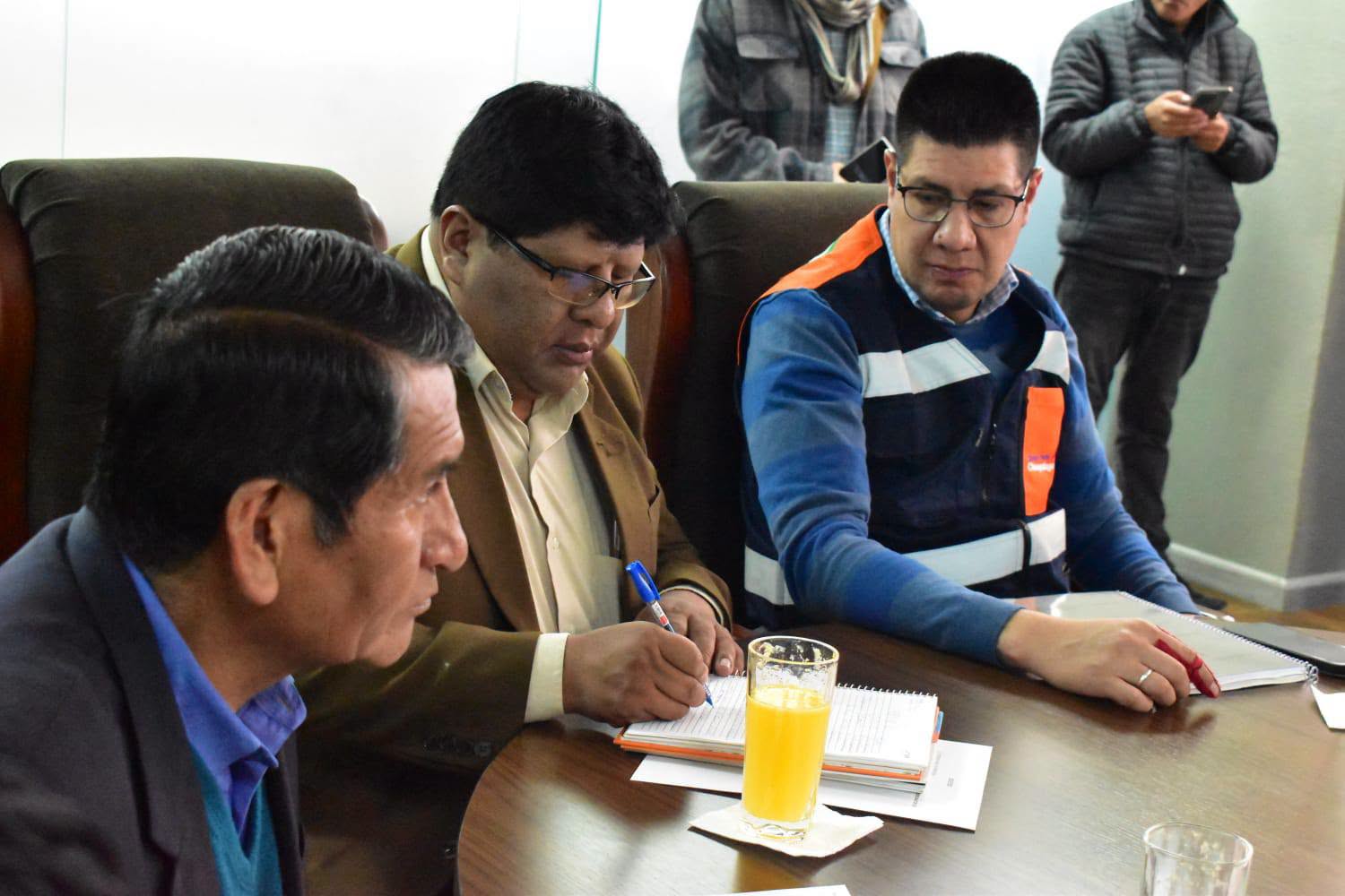 Autoridades de El Alto y del Ministerio de Economía en una reunión. Foto: Gamea.