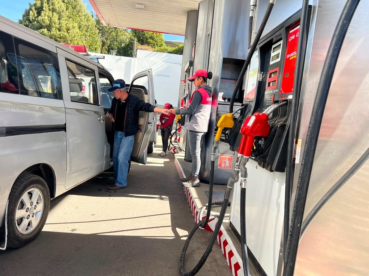 Venta de combustibles en un surtidor en Bolivia. Foto: YPFB.