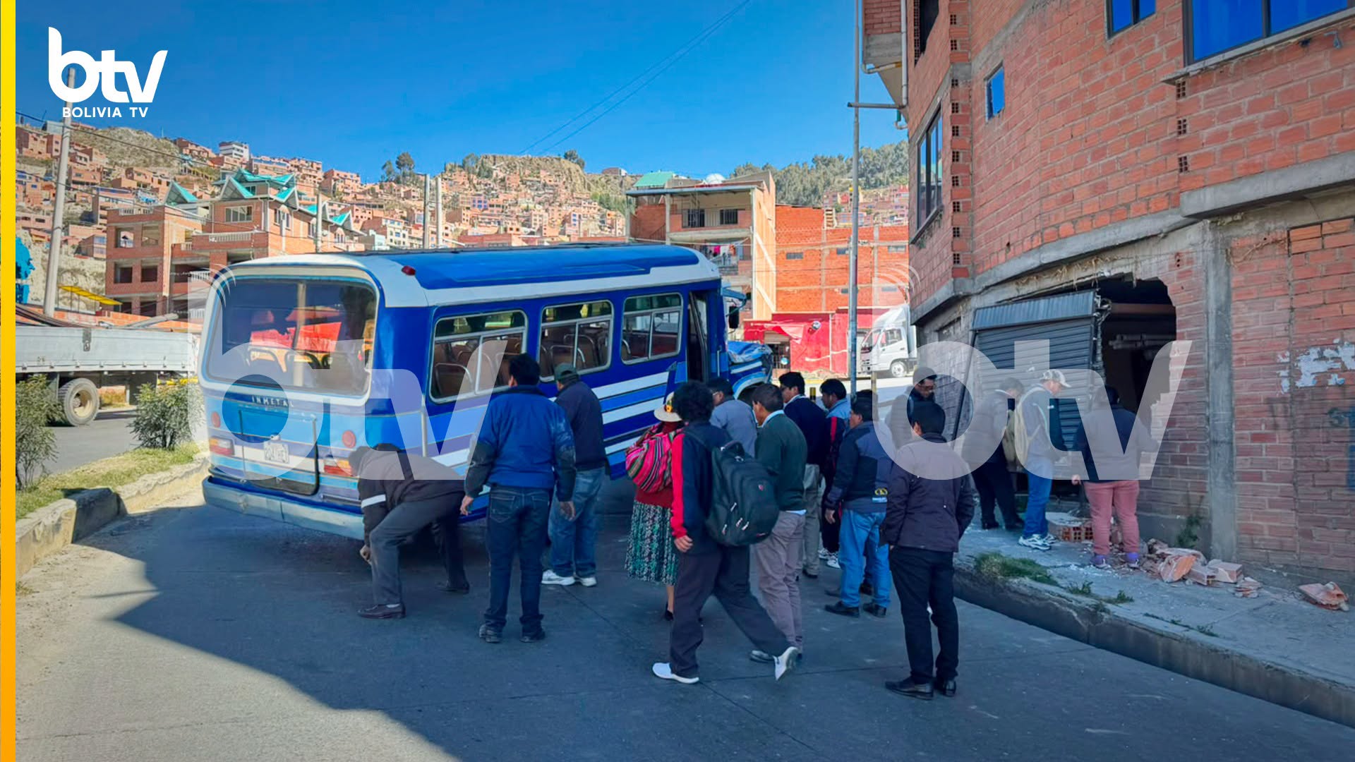 El chofer perdió el control del motorizado y se estrelló contra una vivienda.