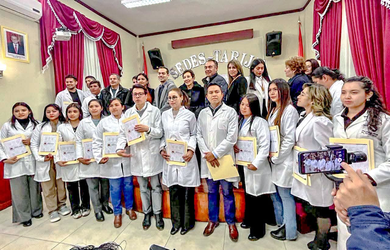 El viceministro de Salud y Deportes, Roberto Bustamante, junto al personal de salud de Tarija. Foto: Ministerio de Salud.