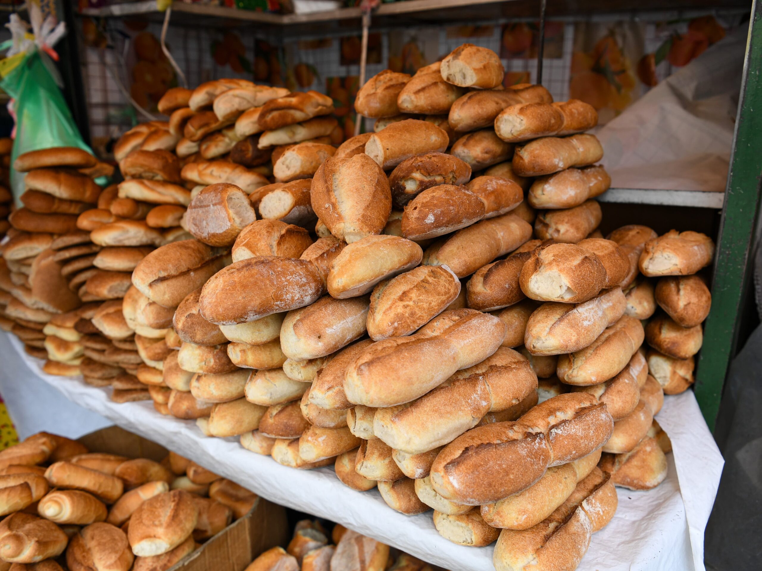 Venta del pan marraqueta en la zona San Pedro de la ciudad de La Paz. Foto: Referencial archivo.