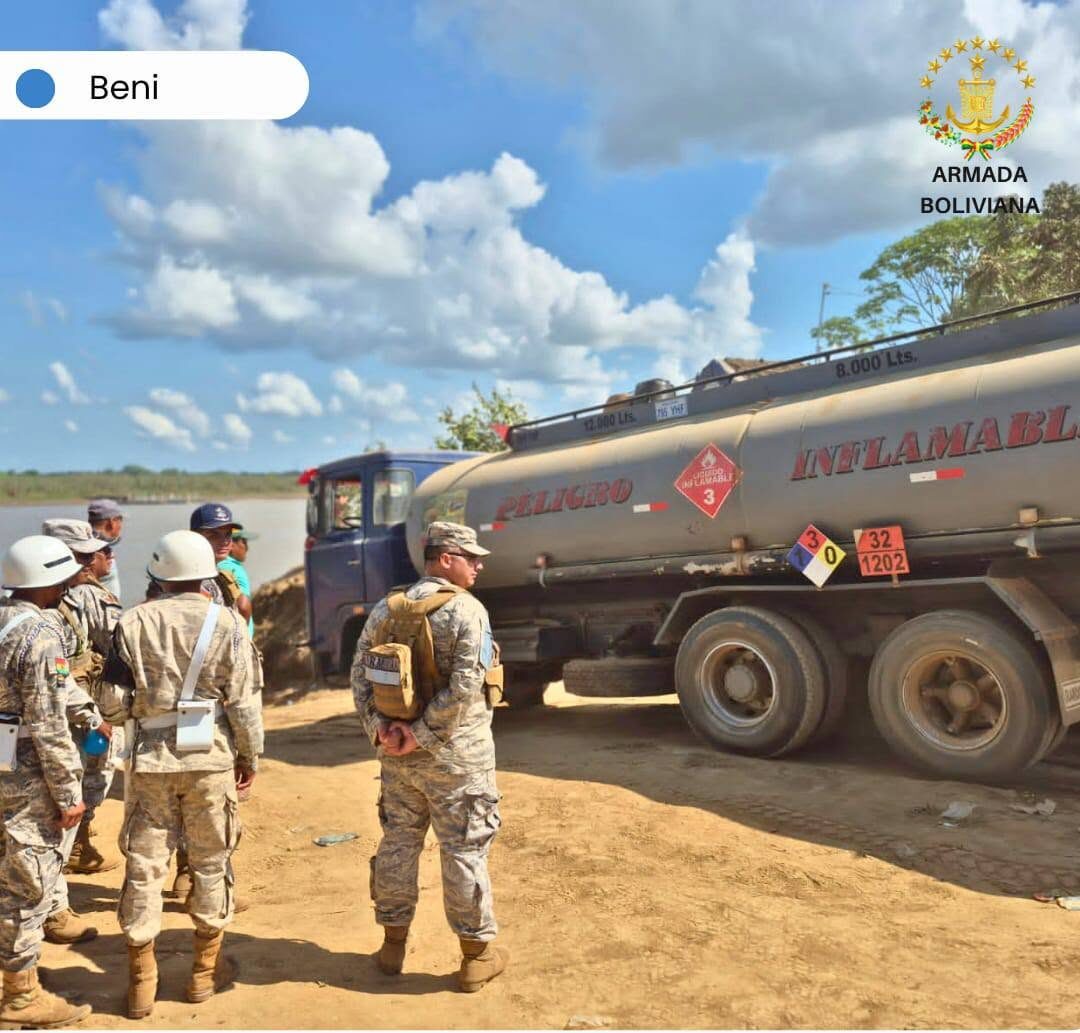 Paso de cisternas con combustible en el Beni. Foto: Armada Boliviana.