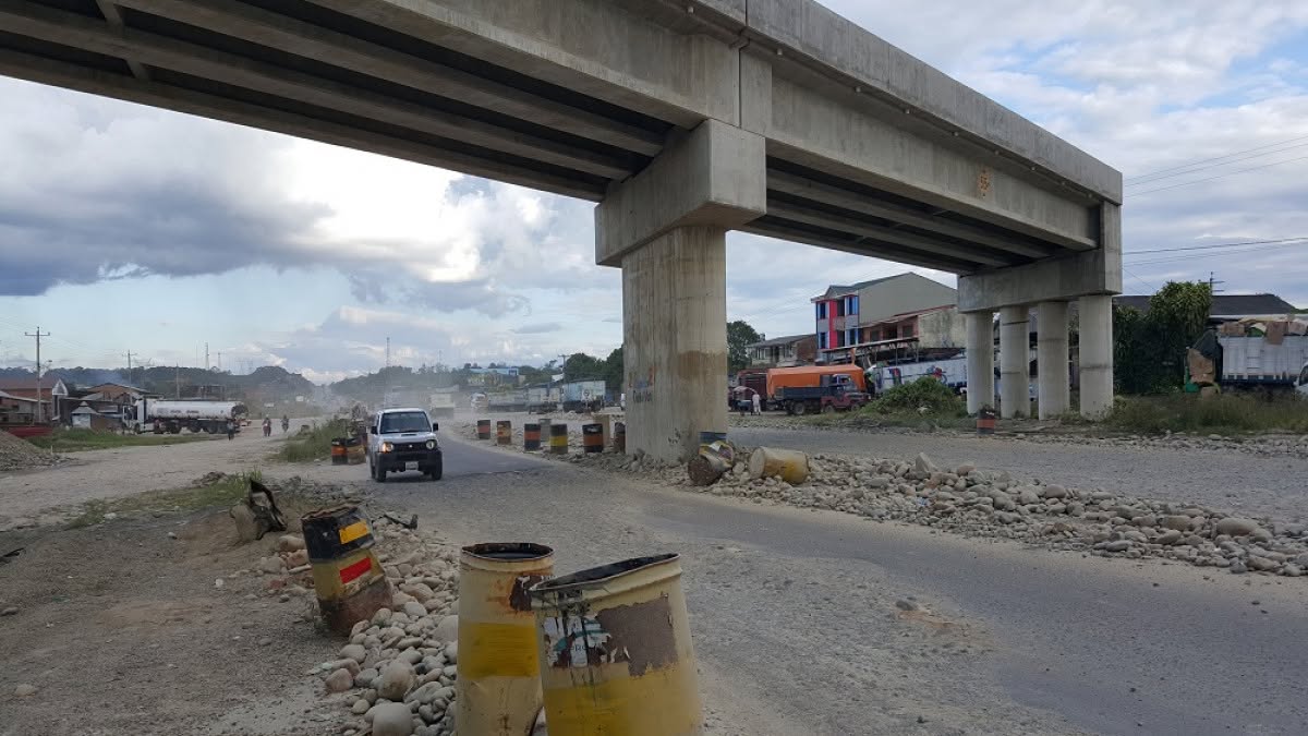 Mejora en una carretera de Bolivia. Foto: ABC.
