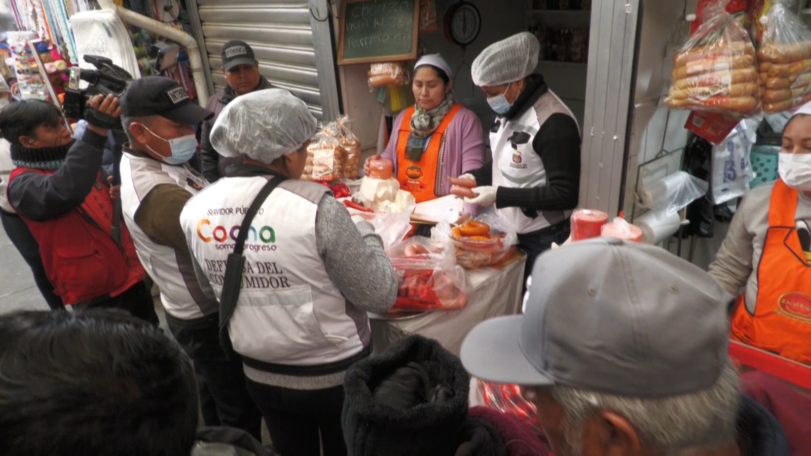 Defensa al Consumidor en control de embutidos en centros de abasto en Cochabamba. Foto: GAMC.