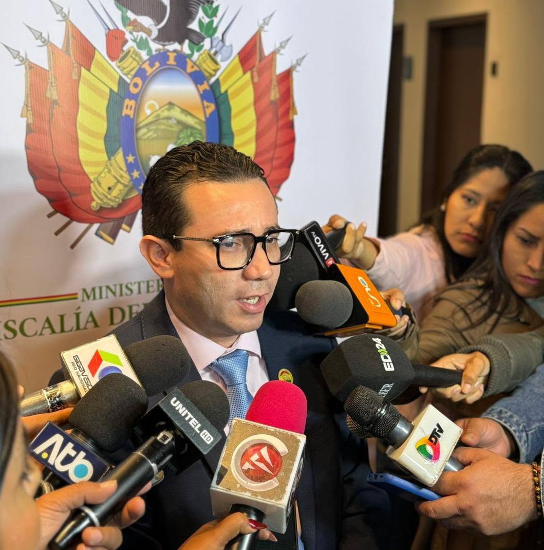 Fiscal de Santa Cruz, Alberto Zeballos, informa sobre nuevo caso de feminicidio. Foto: Fiscalía General del Estado.
