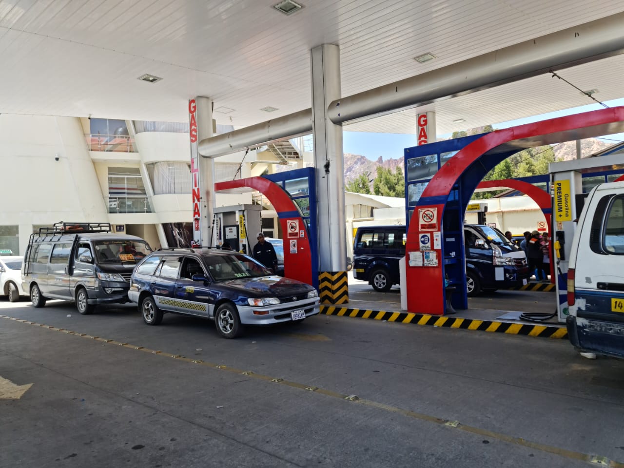 Venta de gasolina en una estación de servicio en La Paz. Foto: YPFB.