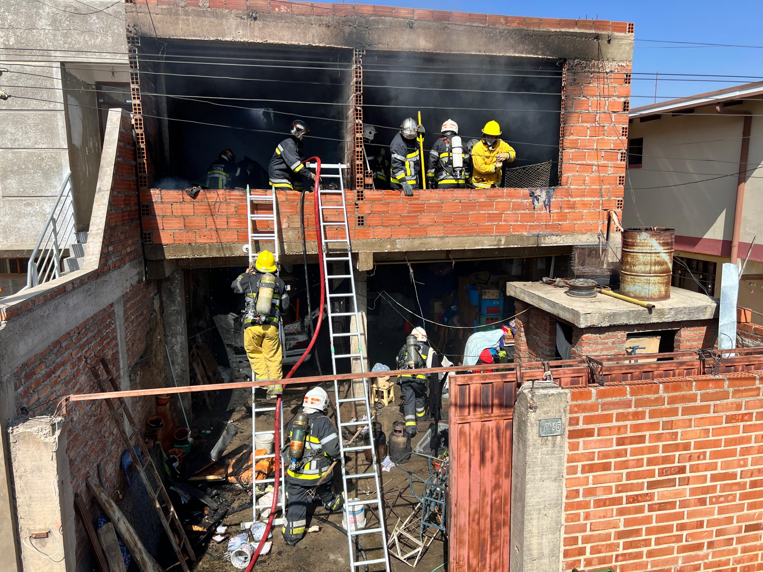 Incendio en barrio Magisterio en Cochabamba. Foto: Tunari Sin Fuego.