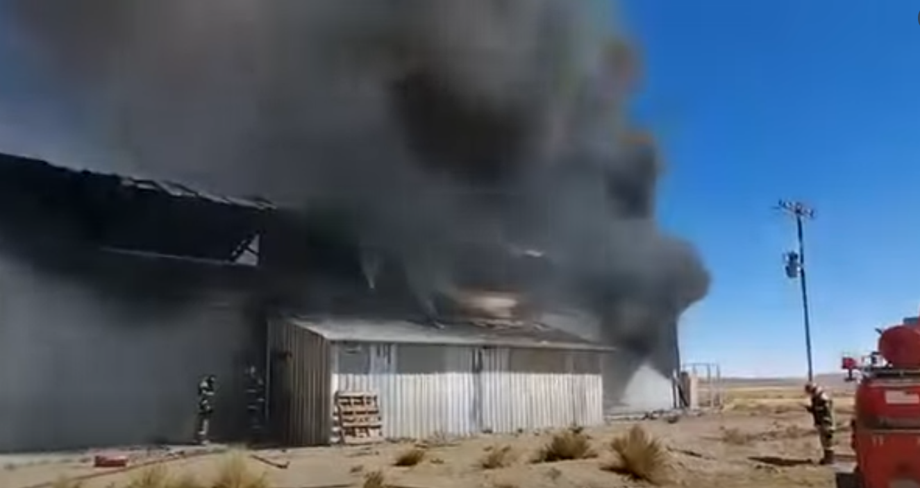 Incendio en fábrica de plásticos en Oruro. Foto: Captura Tv Express.