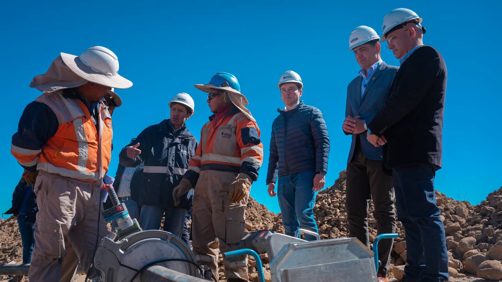 Inspección al proyecto de Mejoramiento de la Red Primaria de Agua Potable en El Alto. Foto: Ministerio Desarrollo Productivo.