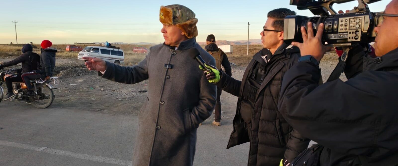 Ministro de Defensa, Ernesto Justiniano, en entrevista durante limpieza en carretera La Paz-Copacabana. Foto: Ministerio de Defensa.