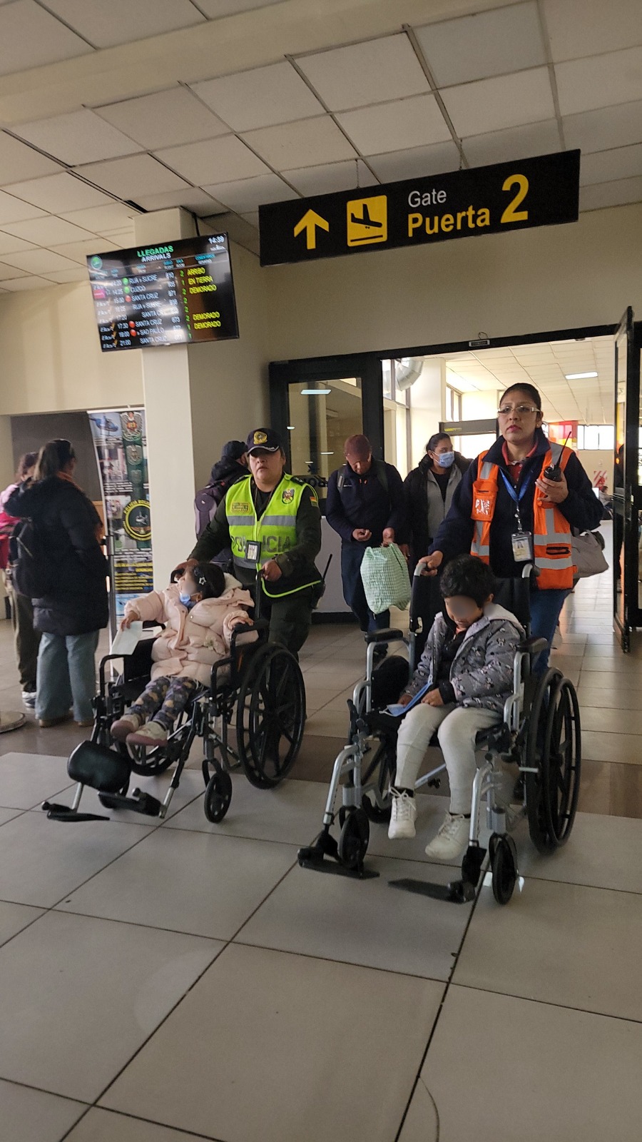 Traslado de dos niñas para su tratamiento oncológico en la ciudad de La Paz. Foto: Viceministerio de Igualdad de Oportunidades.