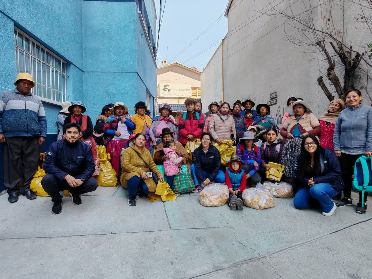Personas beneficiadas con la donación de productos lácteos de PIL. Fotos: PIL.