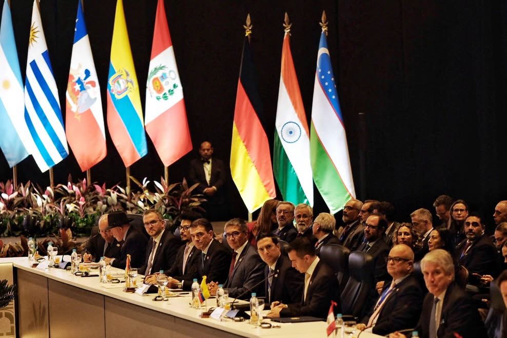 Presidente Rodrigo Paz en la Cumbre de Jefes de Estado del Mercosur en Paraguay. Fotos: Oficina del Presidente.