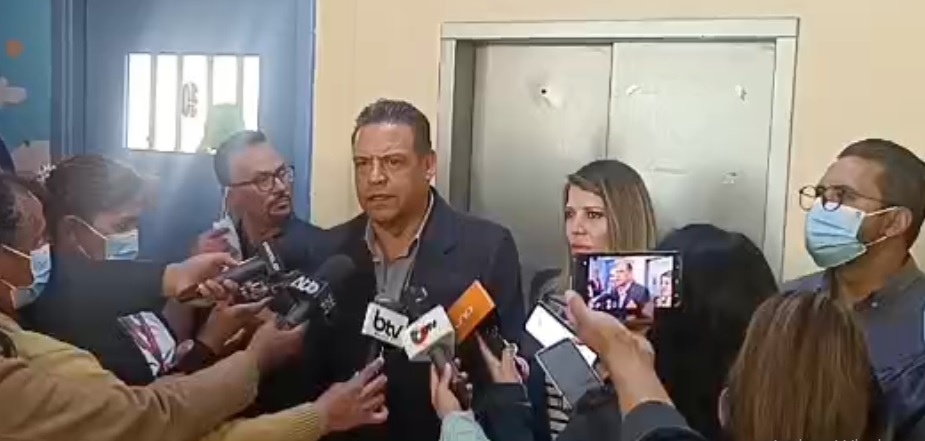 El gobernador Luis Revilla brinda declaraciones a los medios de comunicación.